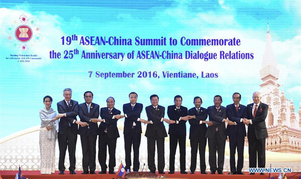 Chinese Premier Li Keqiang (5th L) attends the 19th summit between China and the Association of Southeast Asian Nations (ASEAN) to commemorate the 25th Anniversary of China-ASEAN Dialogue Relations, in Vientiane, Laos, Sept. 7, 2016. (Xinhua/Gao Jie)