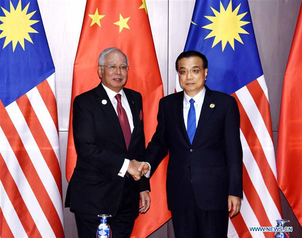 Chinese Premier Li Keqiang (R) meets with Malaysian Prime Minister Najib Razak in Vientiane, Laos, Sept. 7, 2016. (Xinhua/Rao Aimin)