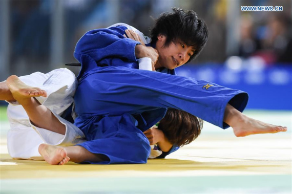 Li Liqing (top) of China competes with Carmen Brussig of German during the Women's Judo 48KG gold medal contest of Rio 2016 Paralympic Games in Rio de Janeiro, Brazil, on Sept. 8, 2016. Li Liqing won the gold. (Xinhua/Ou Dongqu) 