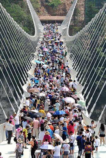 Tourists pack the bridge on Aug 20. The bridge was averaging more than 10,000 visitors a day.(Shao Ying/For China Daily)
