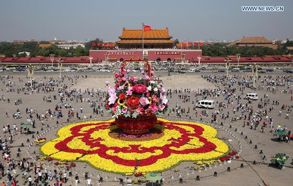 Photo taken on Sept 26, 2015 shows a gigantic flower basket presented at the Tian'anmen Square in Beijing.(Photo/Xinhua)