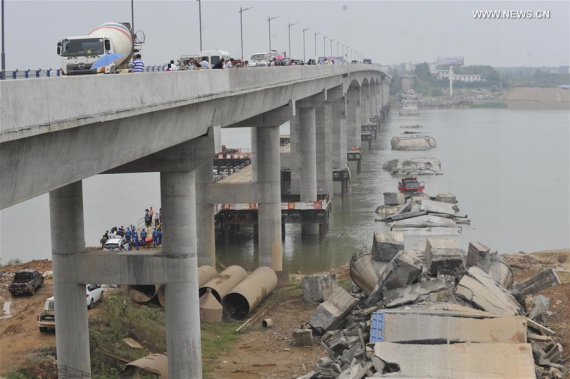 The collapsed bridge is seen in Taihe County, east China's Jiangxi Province, Sept. 11, 2016. A bridge in Taihe collapsed Sunday while it was being dismantled, injuring five and leaving three missing. (Photo: Xinhua/Hu Chenhuan)