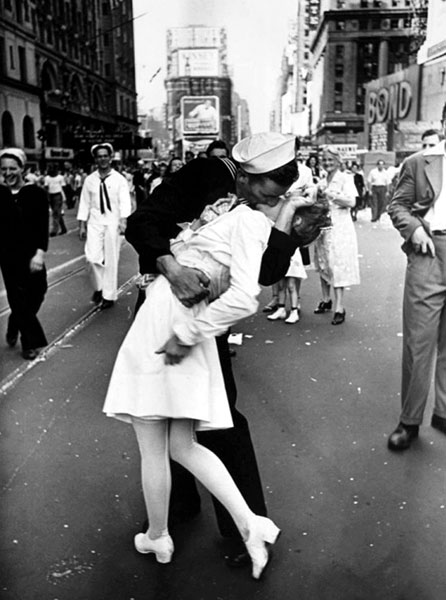 Sailor George Mendonsa kisses Greta Zimmer Friedman to celebrate victory over Japan. ALFRED EISENSTAEDT