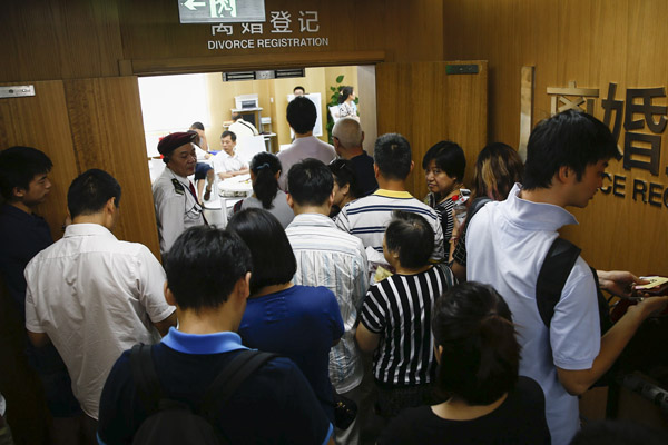 A divorce registration office of the Shanghai Civil Affairs Bureau is bombarded by couples on Aug 30. (Photo by ZHANG RUIQI/FOR CHINA DAILY)
