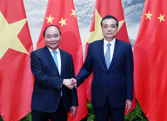 Chinese Premier Li Keqiang (R) shakes hands with Vietnamese Prime Minister Nguyen Xuan Phuc in Beijing, capital of China, Sept. 12, 2016. (Photo: Xinhua/Yao Dawei)