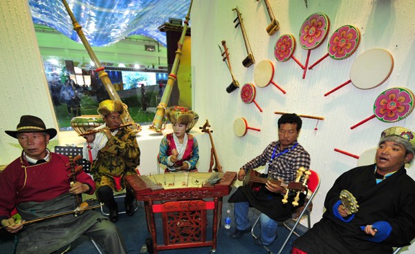 Tibetan artists perform during the Third China Tibet International Tourism and Culture Expo in Lhasa on Sunday. (Photo by TENTSEN SHINDEN/TIBET DAILY)