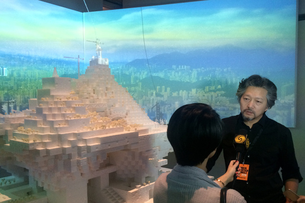 Liu Xiaodu, founding partner of Urbanus, explains the concept for his design. (Photo provided to chinadaily.com.cn)