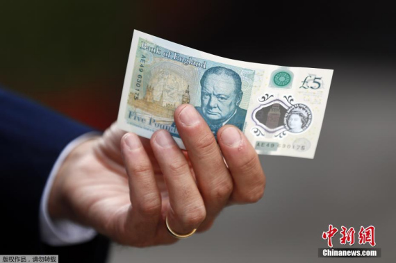 The Bank of England's first polymer note, the new 5 pound notes featuring Sir Winston Churchill, enters circulation. (Photo/Chinanews.com) 