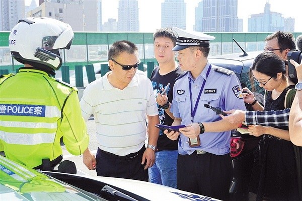 A driver is pulled over in a crackdown on the South-North Elevated Road yesterday.(Gu Zhun)