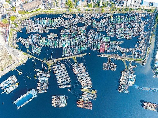 Fishing boats crowd into a port in Shantou in south Chinas Guangdong Province yesterday after an orange alert, the second-highest in a four-tier system, was issued for Typhoon Meranti that is forecast to make landfall between Shanwei and Xiamen in southeast Chinas Fujian Province tomorrow morning.Photo/Xinhua)