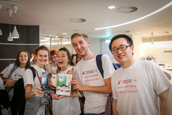 Students from the University of Leeds in the UK pose for photos at the Heathrow Airport in London ahead of their flight arranged by China Eastern Airlines, Sept 12, 2016. (Photo provided to chinadaily.com.cn)