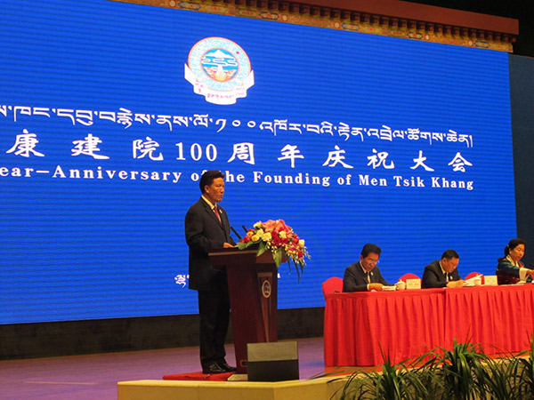 Losang Gyaltsan, chairman of the Tibet autonomous region, was addressing the opening ceremony of the first China Tibet International Forum on Tibetan Medicine. (Palden Nyima/China Daily)