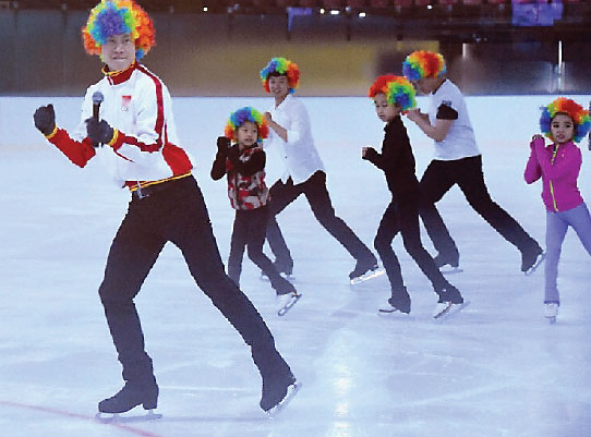 Tong Jian (front) performs with children at Pang Qing & Tong Jian Figure Skating Center in Beijing. (Iskating for China Daily)