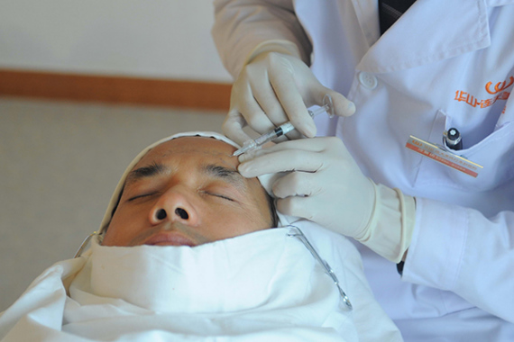 A man receives injection during cosmetic surgery in a hospital in Hangzhou, Zhejiang province. (Photo provided to China Daily)