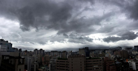 Clouds fly above Taipei, southeast China's Taiwan, as Typhoon Malakas is approaching the east coast of Taiwan, Sept. 17, 2016. (Photo: Xinhua/Song Zhenping)