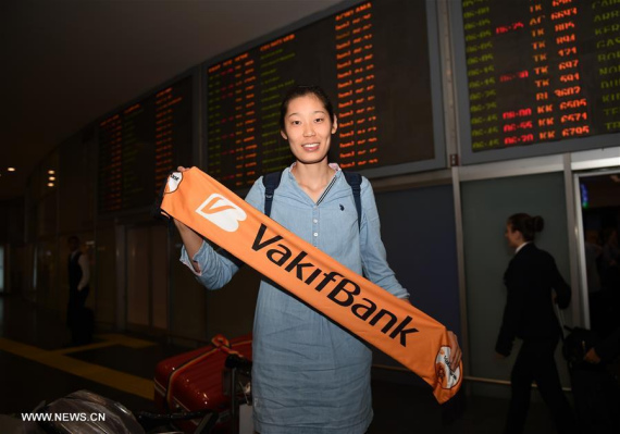 Chinese volleyball player Zhu Ting displays Vakifbank club's scarf upon her arrival at Ataturk airport in Istanbul, Turkey, Sept. 17, 2016.  (Photo: Xinhua/He Canling)