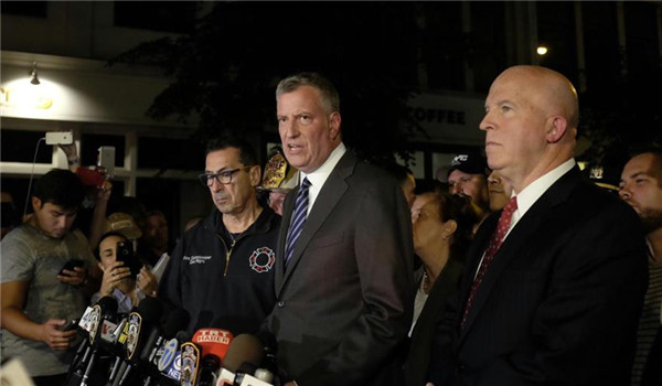 New York City Mayor Bill de Blasio (front, C) gives a news conference as New York Police Department Commissioner James O'Neill (front, 1st R) stands aside near the blast site in New York, U.S., Sept. 17, 2016. New York City Mayor Bill De Blasio said Saturday that there is no evidence at this point of a terror connection to an explosion in New York Saturday evening. (Xinhua/Wu Rong)
