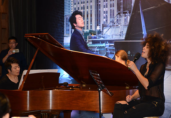 Lang Lang and US musician Kandace Springs perform in Beijing to promote the Chinese pianist's new crossover album, New York Rhapsody.(Photo provided to China Daily)