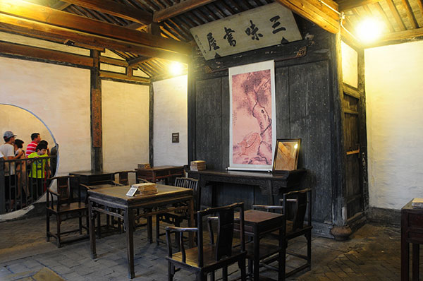 Lu Xun's Old Abode, the childhood residence of Chinese literary pioneer Lu Xun in Shaoxing, Zhejiang province, is a hot spot for Chinese tourists, especially parents who bring their children to inspire them.(Photo by Xing Yi/China Daily)