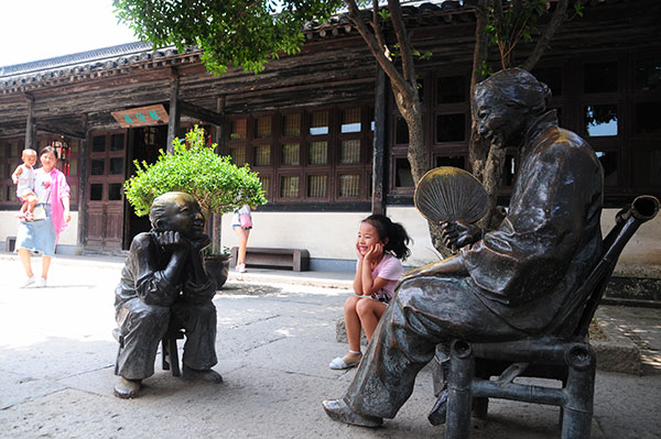 Lu Xun's Old Abode, the childhood residence of Chinese literary pioneer Lu Xun in Shaoxing, Zhejiang province, is a hot spot for Chinese tourists, especially parents who bring their children to inspire them.(Photo by Xing Yi/China Daily)