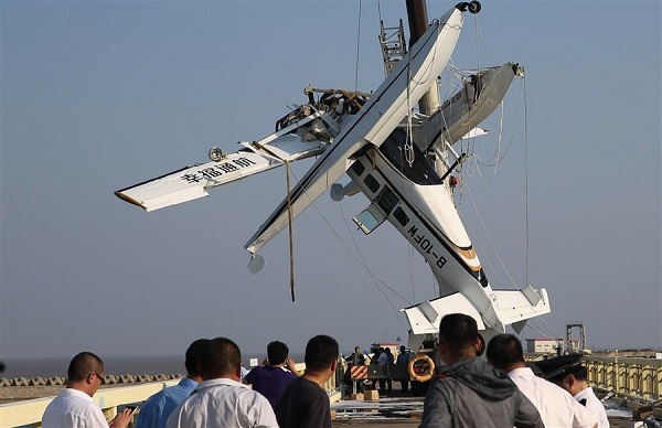 Wreckage of the 9-seat Cessna 208B propeller seaplane is being salvaged after its fatal crash during maiden flight in Jinshan District, leaving 5 on board killed.(Photo/Xinhua)