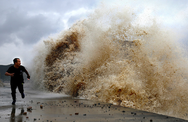Typhoon Malakas, the 16th of the year, affected the eastern coast in Wenling, Zhejiang province, on Sunday. People were warned to stay away.(Photo by JIN YUNGUO/FOR CHINA DAILY)