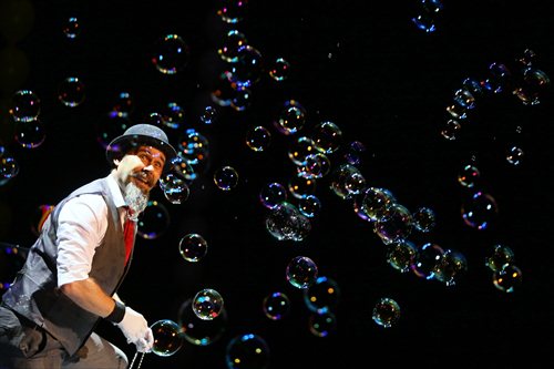 A comedian performs during a magic bubble show.  (Photos: Yang Hui/GT)
