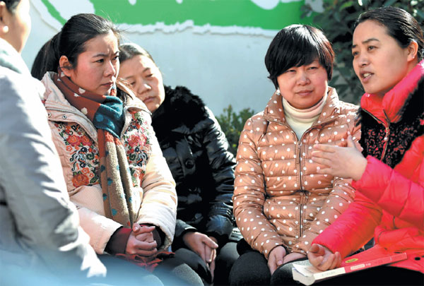 Marriage counselor Wang Wenjuan (far right) explains to clients how to properly handle the relationship between mother-in-laws and daughter-in-laws at a counseling service center affiliated with the local women's federation in Hefei, Anhui province in East China. (Xie Chen / For China Daily)