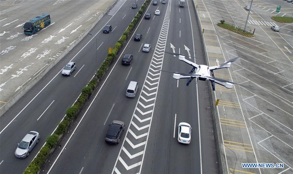 A drone patrols above a high way in Guangzhou, South China's Guangdong province, May 2, 2016. The traffic police used drones to help them patrol during the three-day May Day holiday.(Photo/Xinhua)