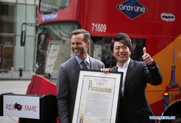 Chinese pianist Lang Lang(R) receives a proclamation from Fred Dixon, President and CE0 of NYC & Company during the Ride of Fame induction ceremony in New York, the United States, on Sept. 20, 2016. (Xinhua/Qin Lang)
