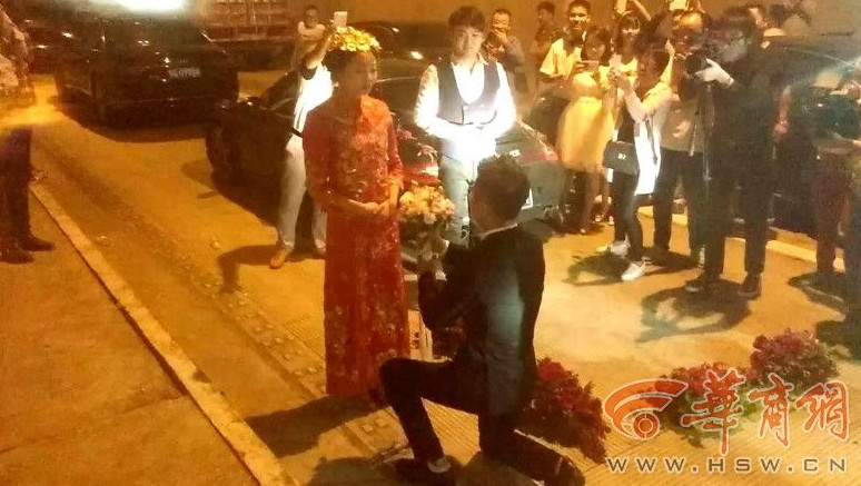 A couple in Ankang, Shaanxi Province held their wedding in a freeway tunnel on Tuesday because of a traffic jam caused by an accident. They just didn't want to miss the auspicious hour.