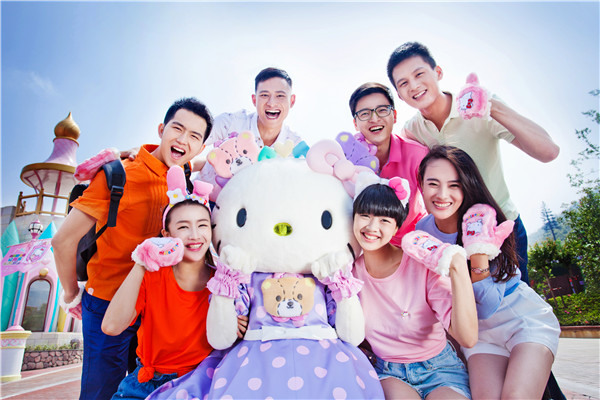 Visitors pose with Hello Kitty at the world's largest Hello Kitty Park in Anji county.(Photo provided to China Daily)