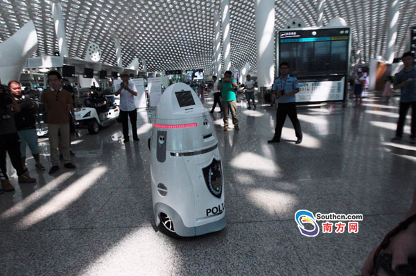 The first security robot works at Shenzhen airport on September 21, 2016. (Photo/southcn.com)