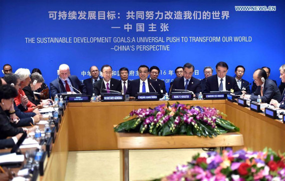 Chinese Premier Li Keqiang (C) chairs a roundtable on the Sustainable Development Goals (SDGs) at the United Nations headquarters in New York, Sept. 19, 2016. (Photo: Xinhua/Li Tao)