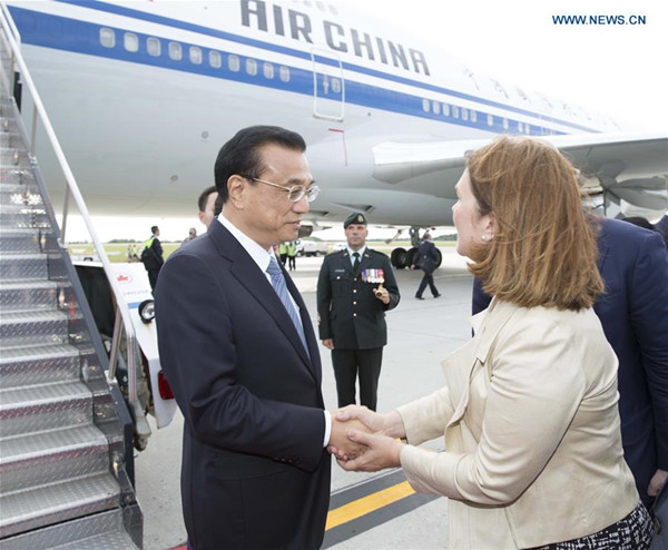 Chinese Premier Li Keqiang (L) and his wife Cheng Hong are welcomed by Canadian senior officials upon their arrival at Ottawa, Canada, Sept. 21, 2016. (Photo/Xinhua)
