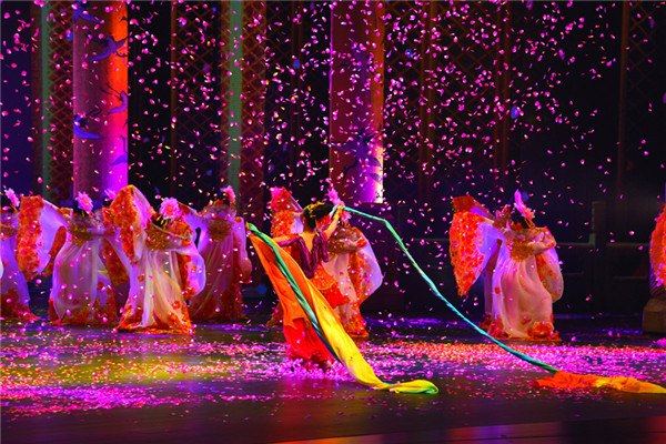 The dance drama Flower Rains along Silk Road is staged in Dunhuang as part of the ongoing culture expo. (Photo by Zhang Xingjian/Chinaculture.org)