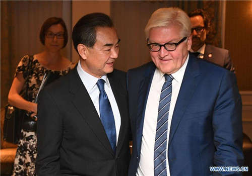 Chinese Foreign Minister Wang Yi (L) meets with his German counterpart Frank-Walter Steinmeier in New York, the United States, on Sept. 20, 2016. (Xinhua/Yin Bogu)