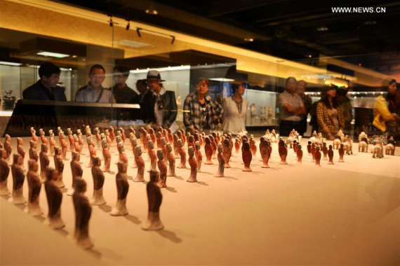 Visitors view the exhibits during a preview of the Silk Road (Dunhuang) International Culture Expo in in Dunhuang, northwest China's Gansu Province, Sept. 12, 2016. The expo will be held in Dunhuang from Sept. 20 to Oct. 10. (Photo/Xinhua)