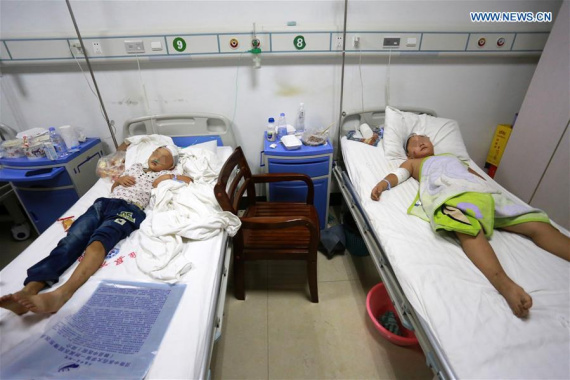 Two injured children receive medical treatments at a hospital in Suixian County, central China's Henan Province, Sept. 22, 2016.  (Photo: Xinhua/Yang Zhenghua) 