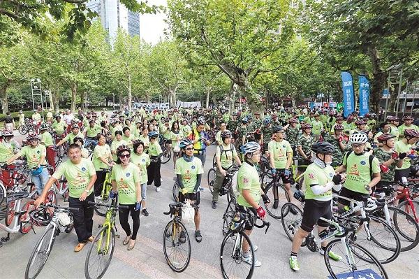 Green for go: 300 or so riders in Huaihai Park about to set off for a 20-kilometer cycling event around Huangpu District yesterday, marking the 18th World Carfree Day.(Wang Rongjiang)