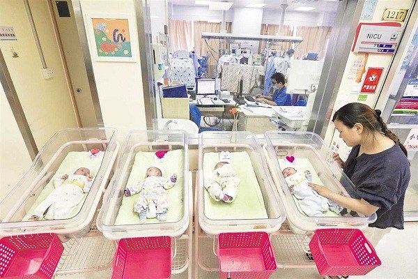 Wu Weiqing pictured yesterday with her identical quadruplets born in Shanghai.(Wang Rongjiang)