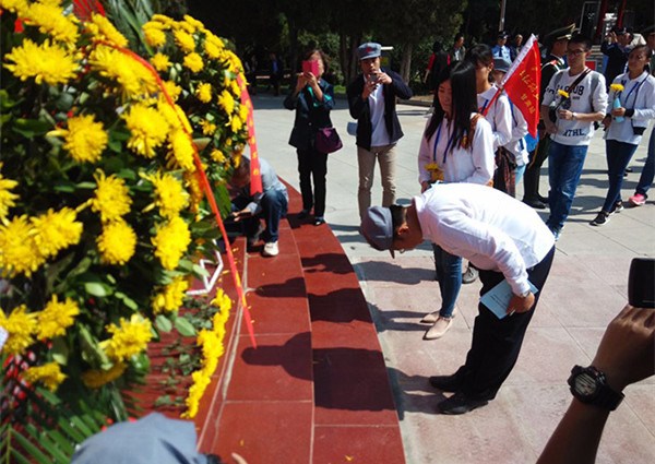 A man participates in a ceremony to memorialize fighters in the revolution. (Photo provided to chinadaily.com.cn)