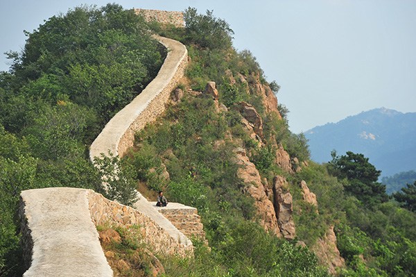A section of the Great Wall was repaired in Suizhong county, Liaoning province, with what officials said was sand. But critics of the work said it was cement. (Zhang Shiyao / For China Daily)