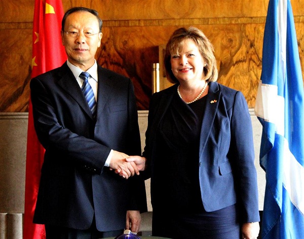 Du Qinglin (L), vice chairman of the National Committee of the Chinese People's Political Consultative Conference, China's top political advisory body, shakes hands with Scottish Cabinet Secretary for Culture, Tourism and External Affairs Fiona Hyslop, in Edinburgh, Britain, Sept. 23, 2016. Du is on a visit to Britain from Sept. 20 to 23. (Xinhua/Guo Chunju)