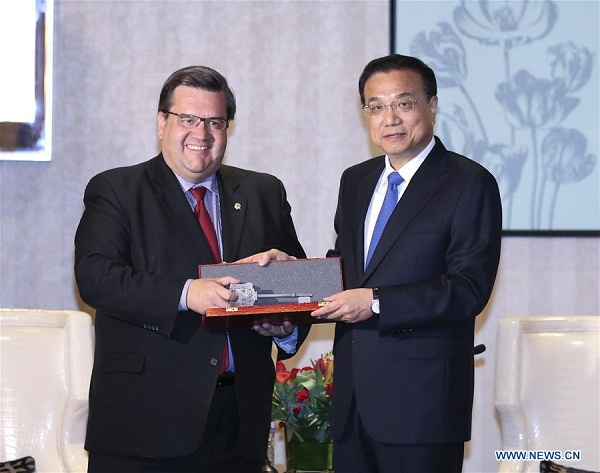 Montreal Mayor Denis Coderre (L) presents Chinese Premier Li Keqiang with the key to the city after their meeting in Montreal, Canada, Sept. 23, 2016. (Xinhua/Pang Xinglei)