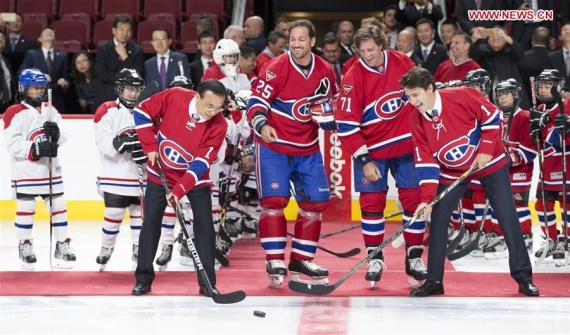 Chinese Premier Li Keqiang and his Canadian counterpart, Justin Trudeau, drop the ceremonial first puck for a training game of young players of Chinese origin as they visit Bell Center of renowned Canadian ice hockey team Montreal Canadiens in Montreal, Canada, Sept. 23, 2016. (Xinhua/Huang Jingwen)