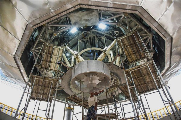 The feed cabin is installed on FAST, the 500-meter Aperture Spherical Telescope, in Pingtang county, Guizhou province, Sept 7, 2016. (Photo/Xinhua)