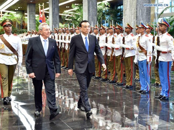 Cuban President Raul Castro holds a welcoming ceremony for Chinese Premier Li Keqiang (R) before their talks in Havana, Cuba, Sept. 24, 2016. (Photo: Xinhua/Li Tao) 