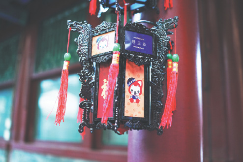 A show featuring a cartoon image of a red fox dressed in the traditional costume of a prince was staged in Prince Kung's Mansion in Beijing in July. (Photo provided to China Daily)