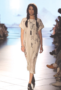 A fashion show held in Suzhou Museum displays the museum collaboration with chic brands on e-commerce platform  . Calligraphy and landscape paintings were designed into modern chic. (Photo provided to China Daily)